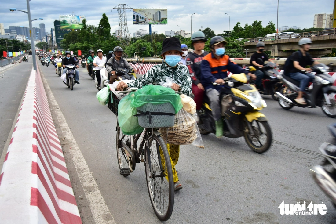 Hình dáng cầu Bình Triệu 1 sau ba tháng nâng tĩnh không, người dân vui vì đỡ kẹt xe - Ảnh 10.
