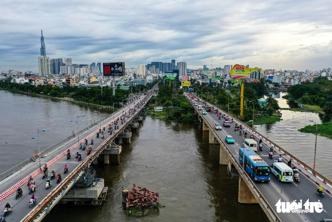 Hình dáng cầu Bình Triệu 1 sau ba tháng nâng tĩnh không, người dân vui vì đỡ kẹt xe - Ảnh 13.