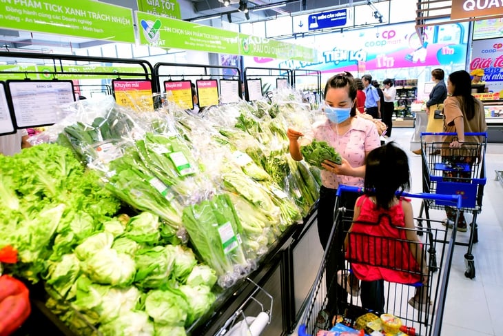 Bình ổn giá rau củ, thực phẩm dù áp lực mưa lũ - Ảnh 1.