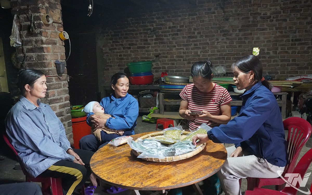 응안선 마을의 농티다오 씨가 소셜 네트워크에 판매하기 위해 녹색 쌀 제품을 사진으로 찍고 있습니다.