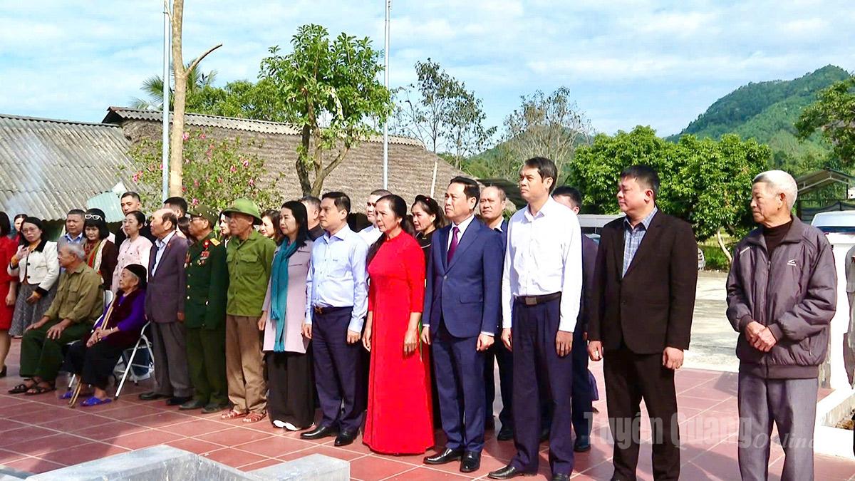 Đoàn công tác Nhà xuất bản Chính trị Quốc gia Sự thật hành trình về nguồn tại xã Chiêm Hoá