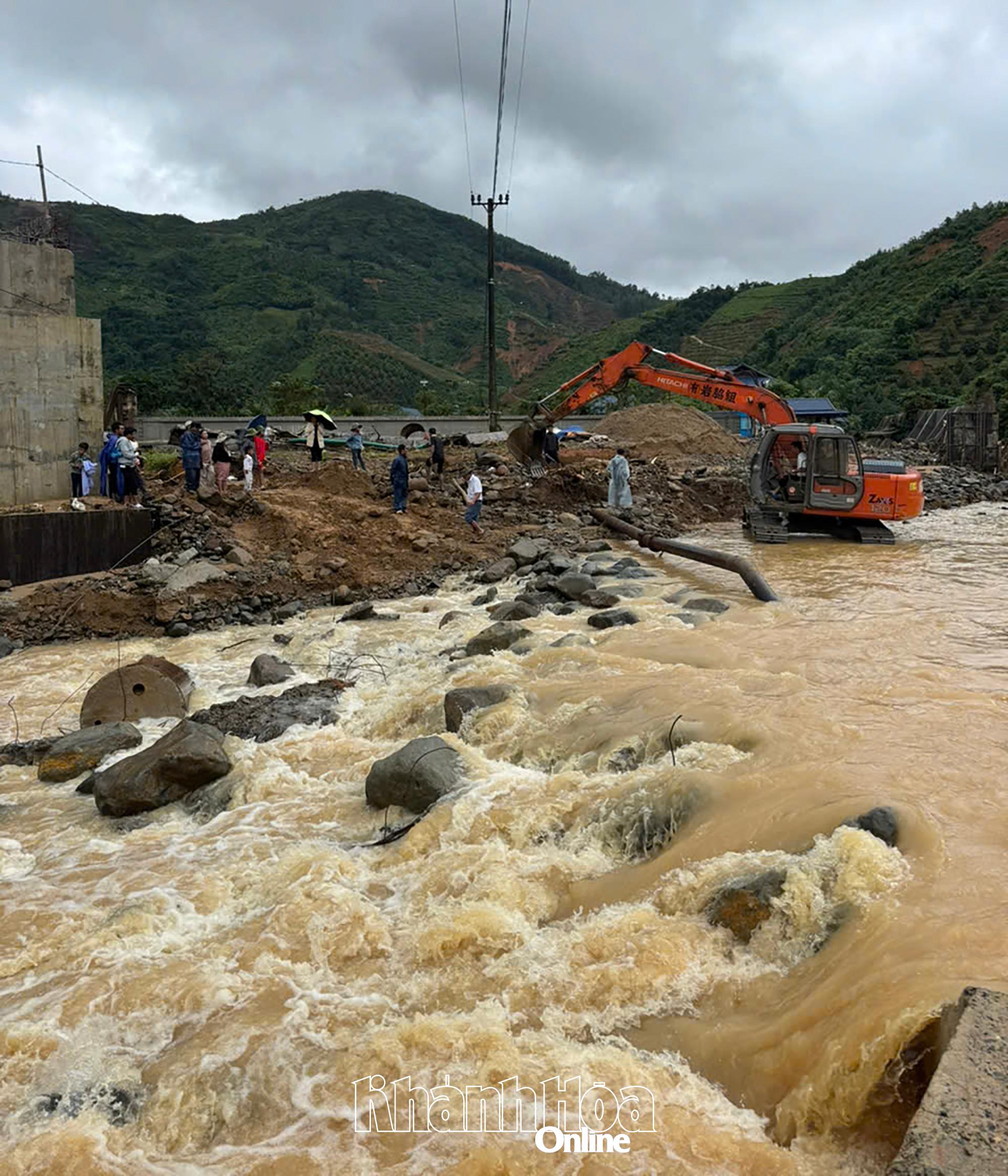 สะพานระบายน้ำท่าเลืองถูกน้ำพัดหายไป (ภาพถ่ายโดยหน่วยงานท้องถิ่น)