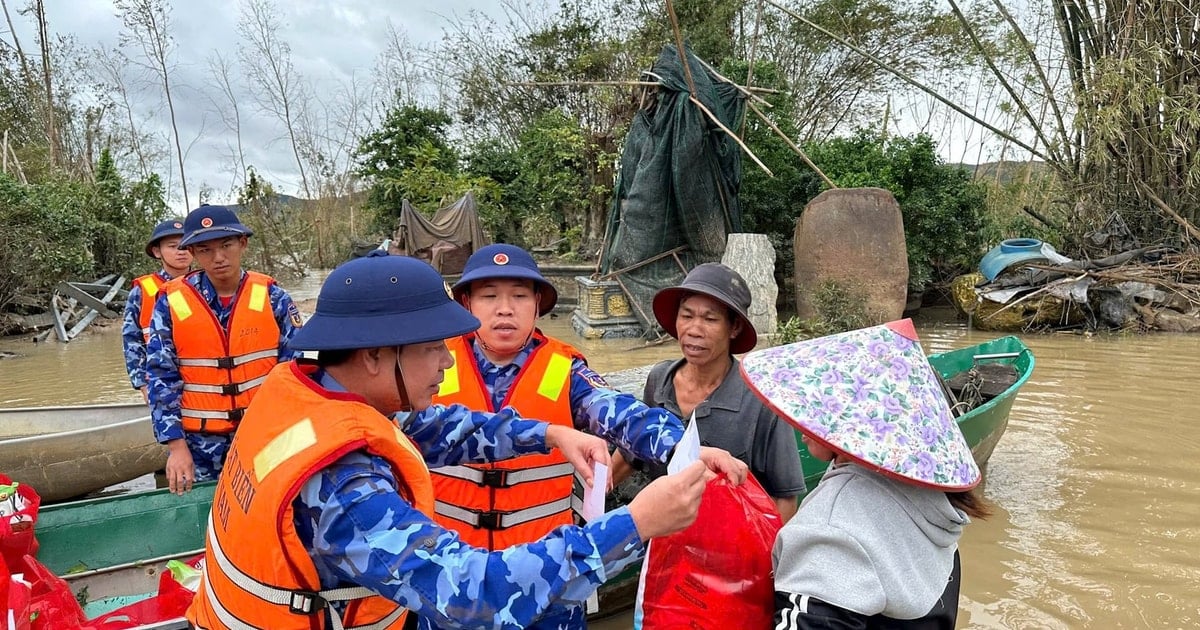 Vùng Cảnh sát biển 2 hỗ trợ người dân Gia Lai khắc phục hậu quả mưa lũ