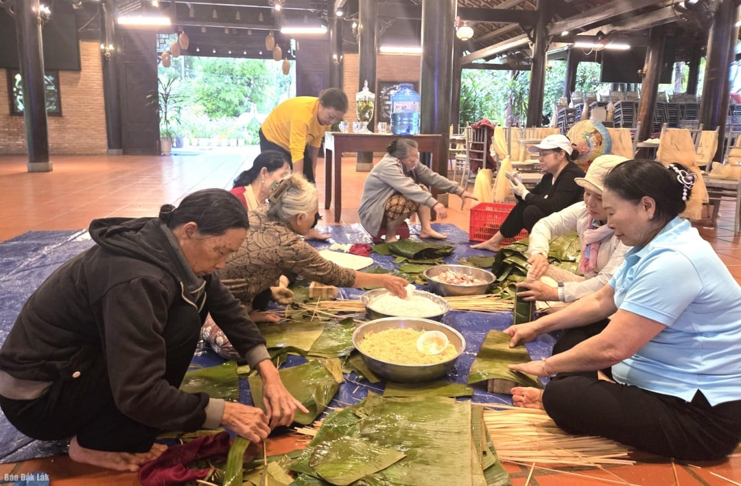 Der Verband der Unternehmerinnen hat 100 Arbeiterinnen unterstützt und mobilisiert, um 1,2 Tonnen Banh Chung und Banh Tet zu verpacken.