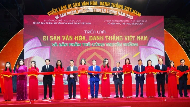 Khai mạc Triển lãm “Di sản văn hóa, danh thắng Việt Nam và sản phẩm thủ công truyền thống năm 2025”
