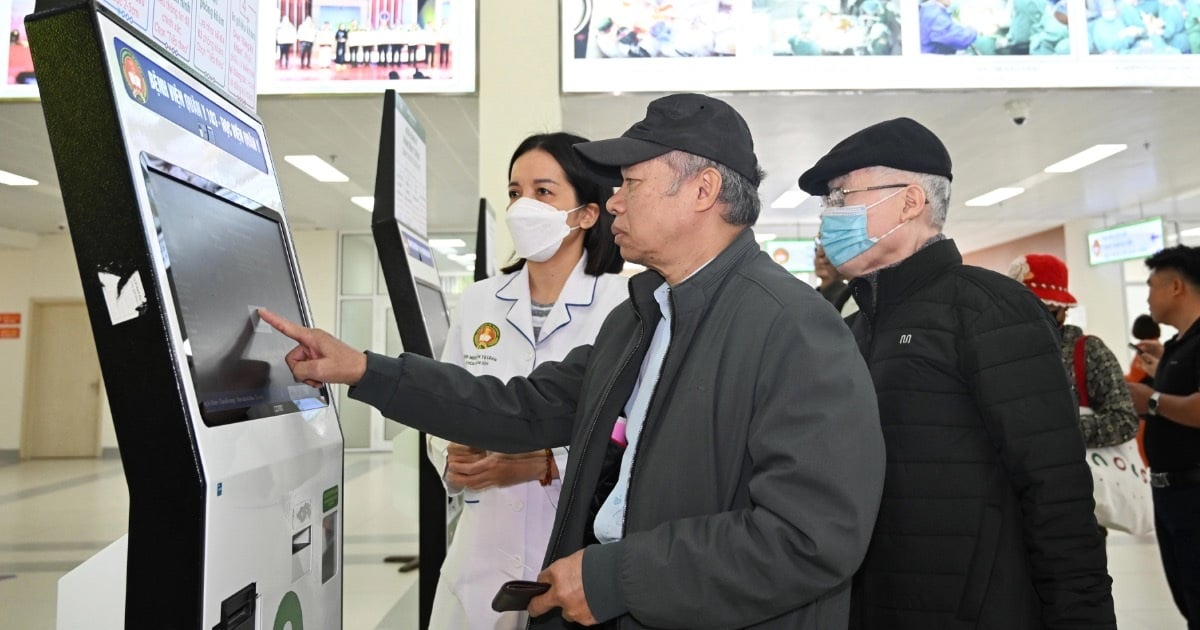 Chuyển đổi số giúp bệnh nhân không phải đến từ sáng sớm, bớt giấy tờ