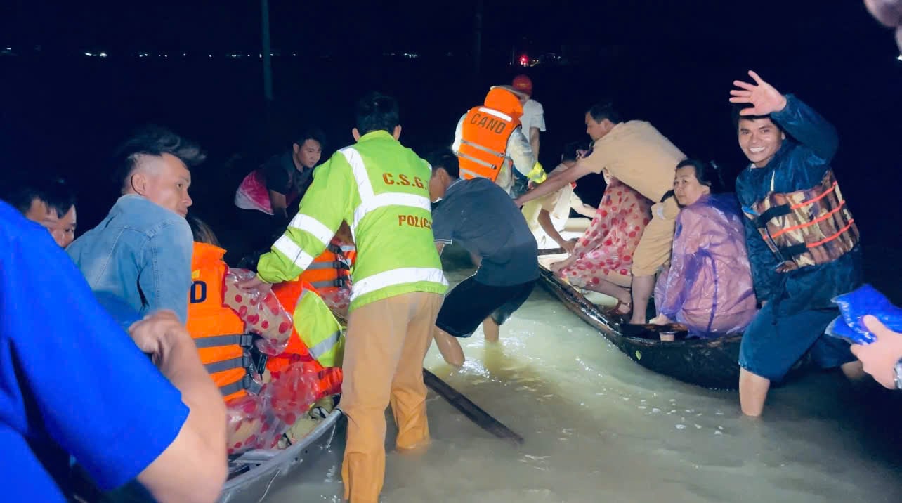 Amidst the difficulties in accessing deeply flooded areas, the team always encouraged each other and tried their best to complete the support work.