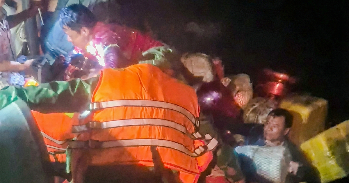 Cứu 13 ngư dân trôi dạt trên vùng biển Cà Mau