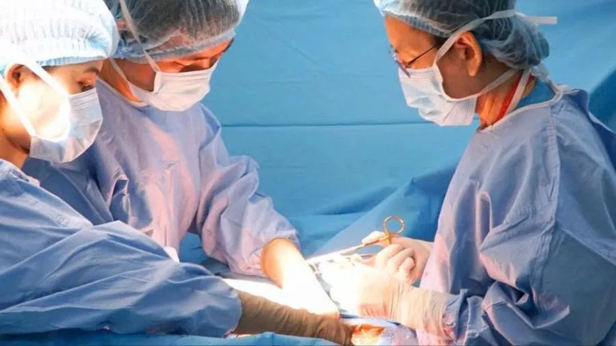 Chirurgii efectuează cezariană la femeile însărcinate