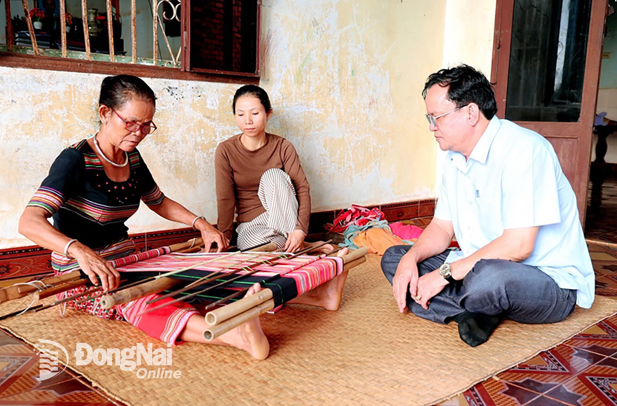 Giữ văn hóa từ đôi tay khéo léo