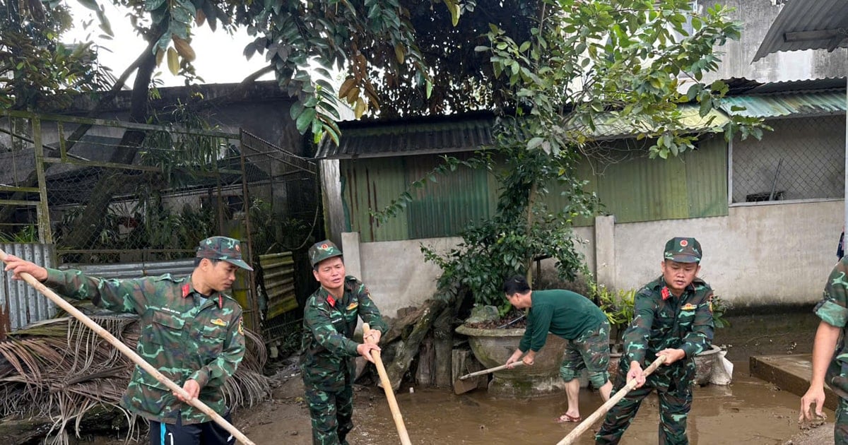 Cán bộ, chiến sĩ hỗ trợ dọn dẹp, khắc phục môi trường ngay sau khi nước lũ rút