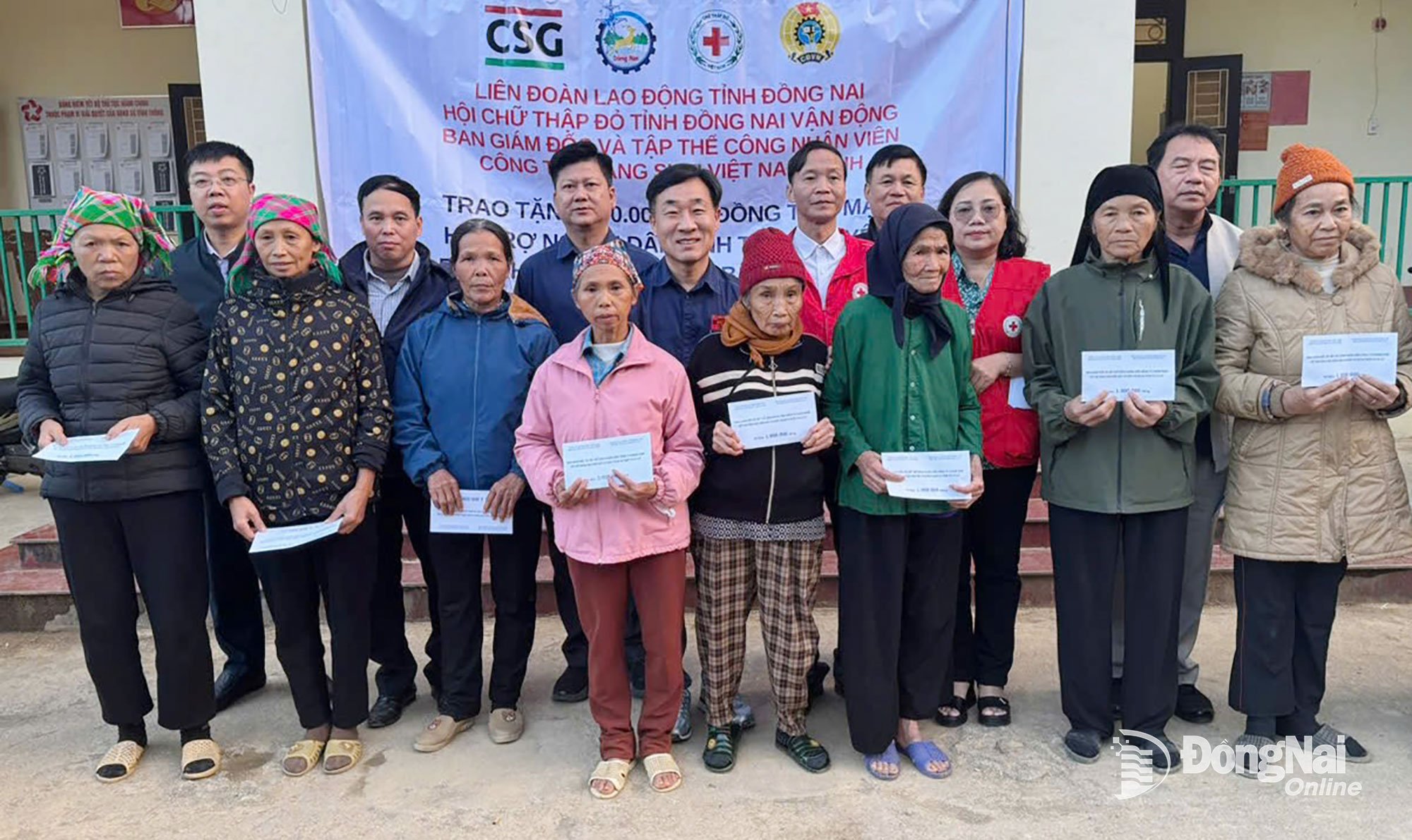 救援チームがゲアン省の人々に贈り物を配っています。写真:CDCS