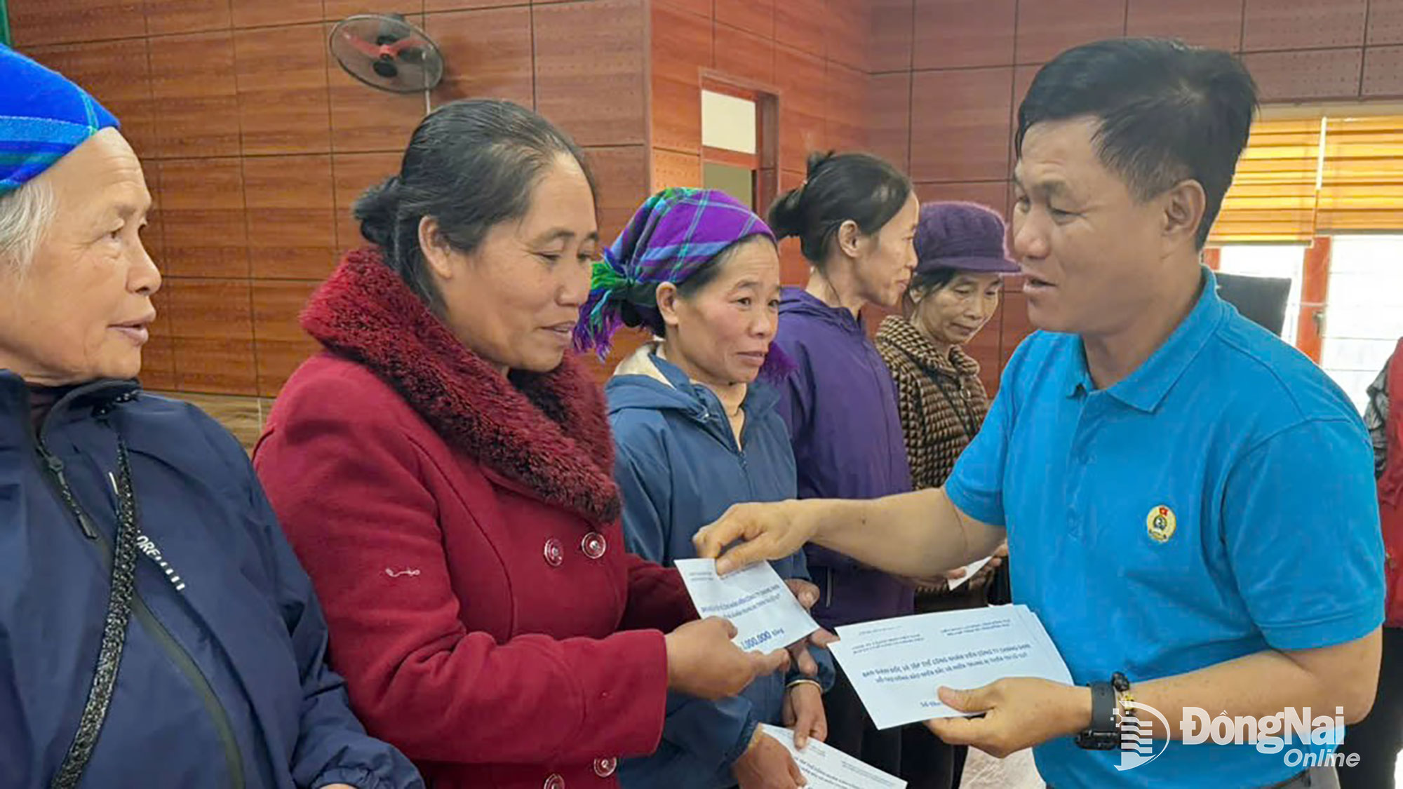 チャンシン・ベトナム株式会社労働組合のダン・トゥアン・トゥ会長がハティン省の人々に贈り物を贈呈した。写真:労働組合