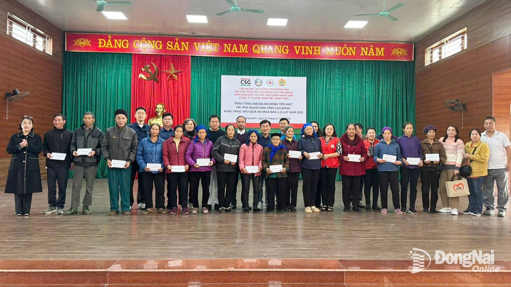 救援チームがタイグエン省の人々に贈り物を配っています。写真:CDCS