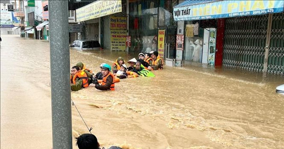 Căng mình sơ tán dân và cứu nạn trong mưa lũ lịch sử ở miền Trung - Tây Nguyên