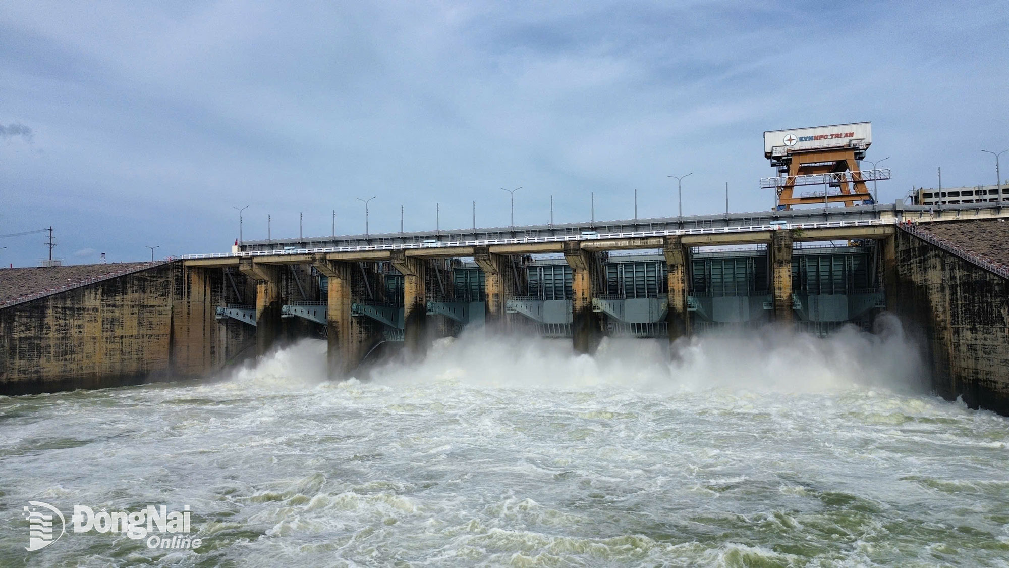 Thủy điện Trị An trên sông Đồng Nai xả lũ. Ảnh: Hoàng Lộc