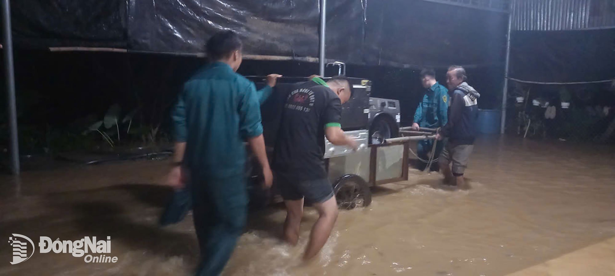 Hỗ trợ người dân vùng bị ngập di dời tài sản. Ảnh: CTV
