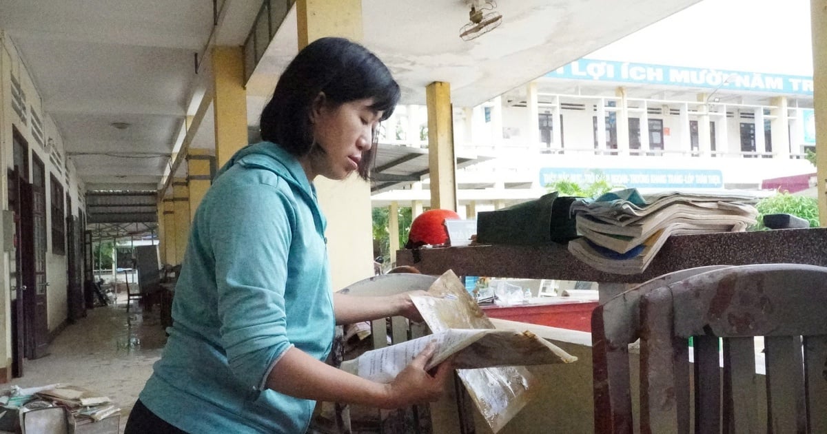Giáo viên vùng lũ Gia Lai gác việc nhà, dọn vệ sinh trường học