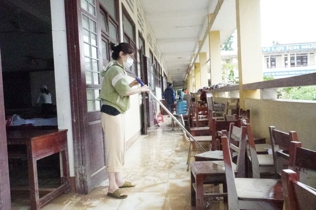 Giáo viên vùng lũ Gia Lai gác việc nhà, dọn vệ sinh trường học- Ảnh 1.