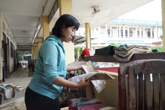 Giáo viên vùng lũ Gia Lai gác việc nhà, dọn vệ sinh trường học- Ảnh 2.