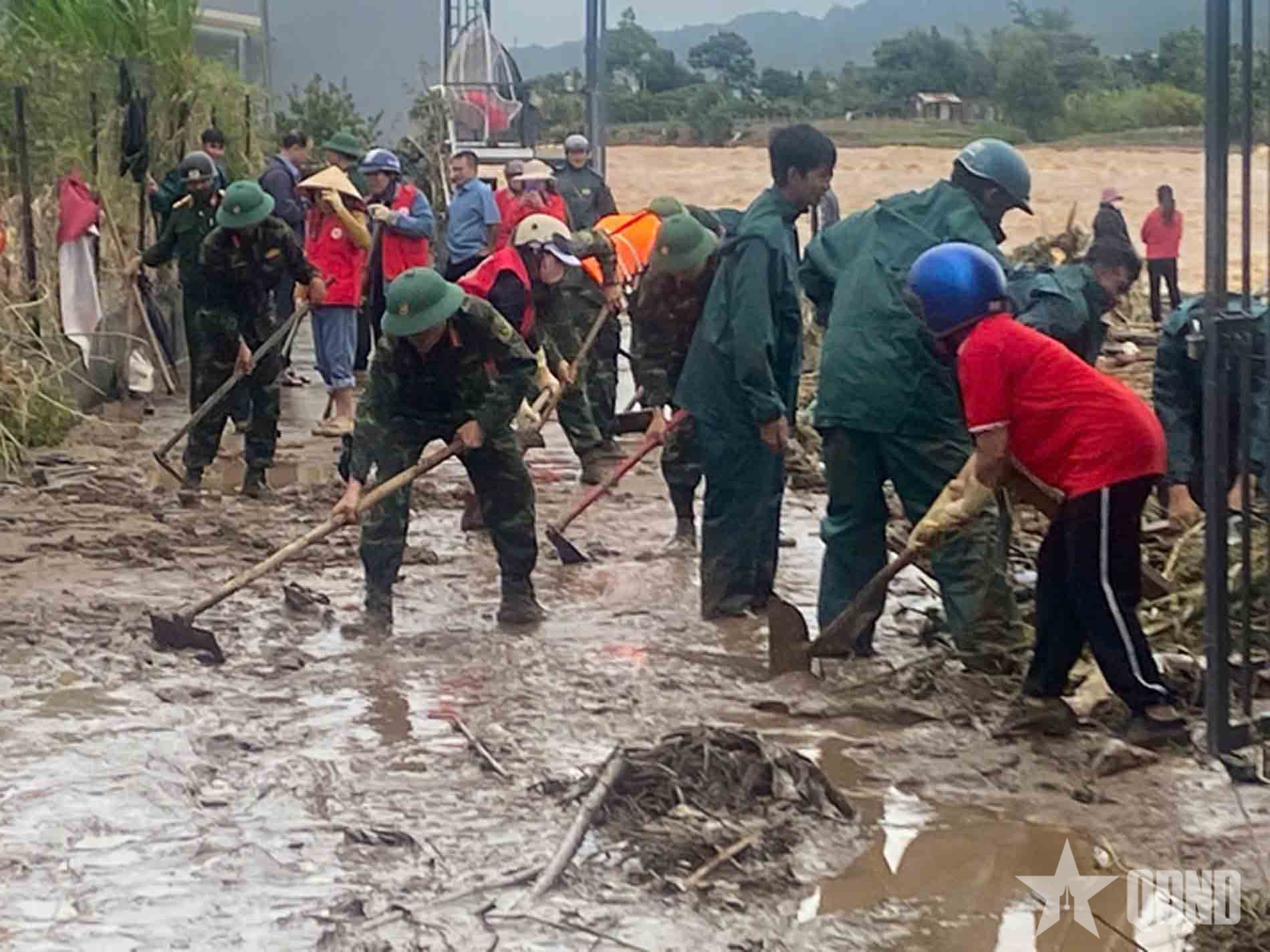 Sư đoàn 302 (Quân khu 7): Cơ động trong đêm, cùng dân vượt lũ