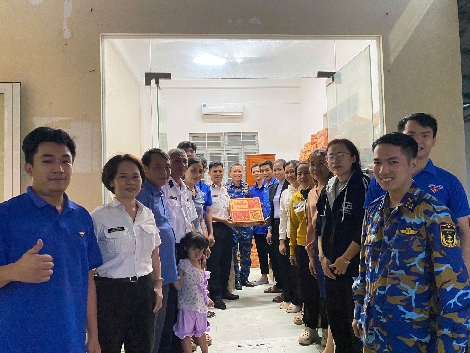 बाक कैम रान्ह वार्ड की वियतनाम फादरलैंड फ्रंट कमेटी को आवश्यक वस्तुएं सौंपते हुए।