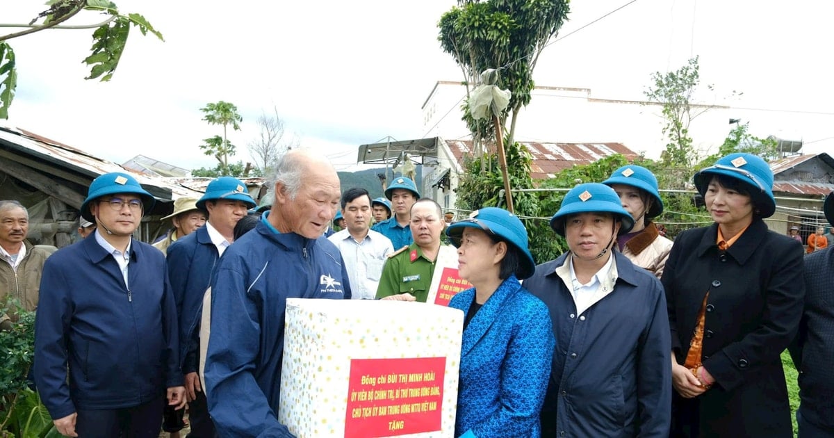 Chủ tịch Ủy ban Trung ương MTTQ Việt Nam Bùi Thị Minh Hoài thăm, động viên người dân vùng lũ Ka Đô