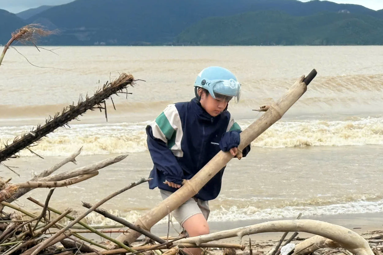 កុមារម្នាក់បានចូលរួមជួយ។