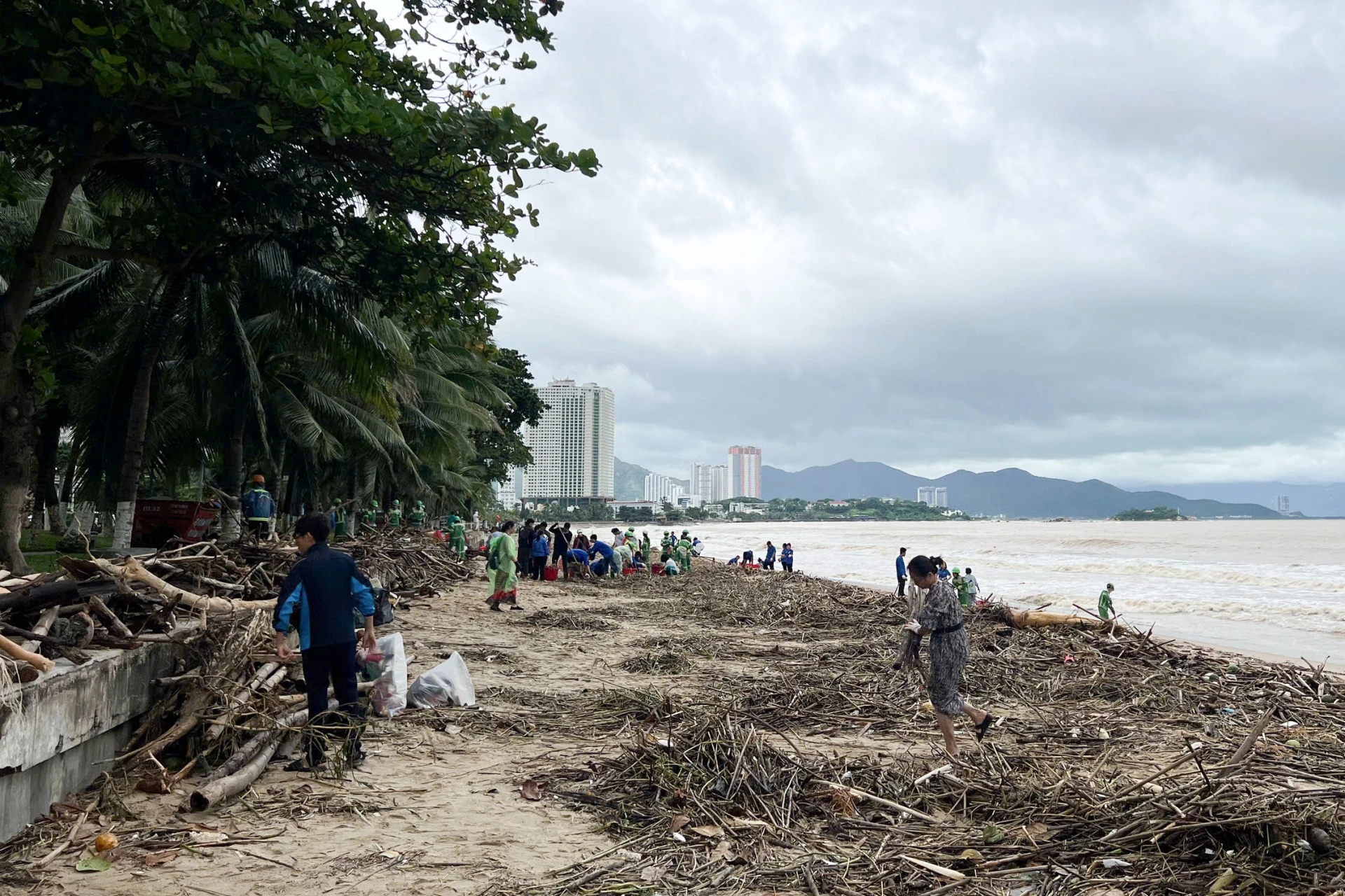 ភាគច្រើននៃឆ្នេរសមុទ្ររបស់ Nha Trang ត្រូវបានគ្របដណ្តប់ដោយសំរាមដែលត្រូវបានបោកបក់ដោយរលក។
