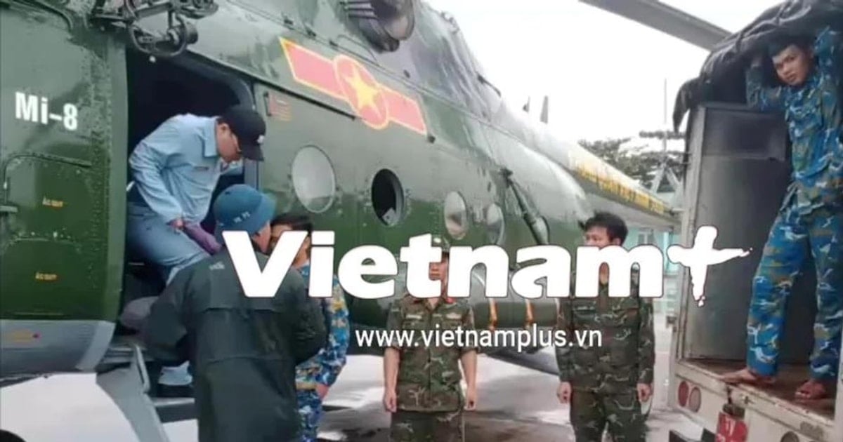 Trực thăng Mi-17 cất cánh bay vào vùng lũ Đắk Lắk để cứu trợ nhân dân