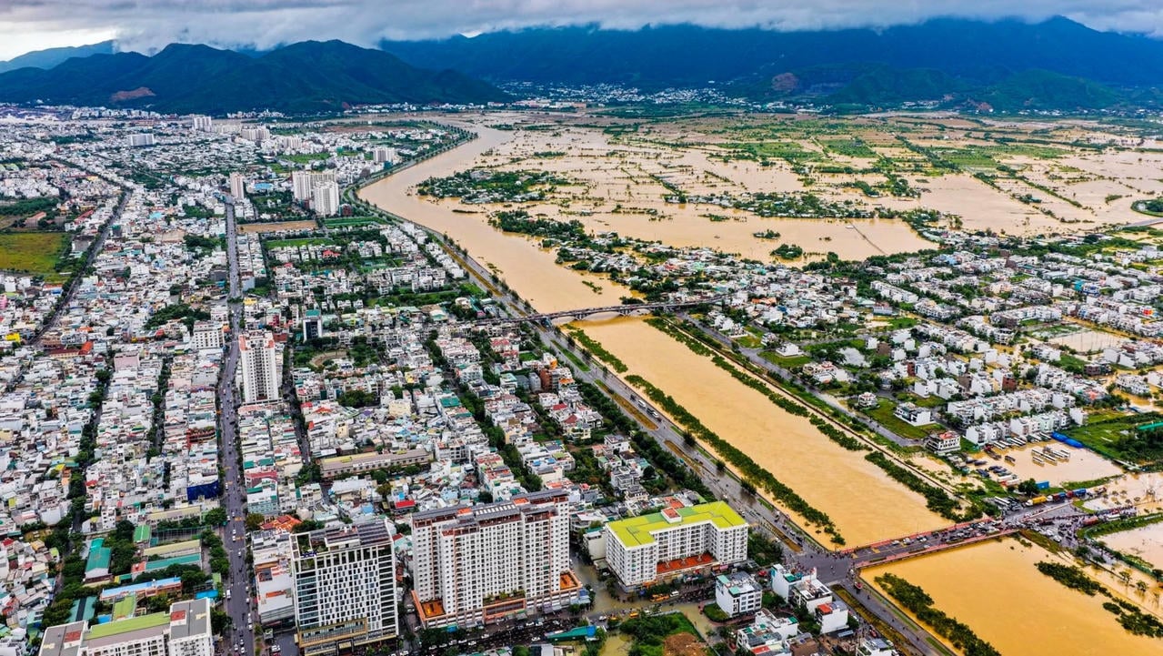 Nha Trang ນໍ້າຖ້ວມໜັກ.