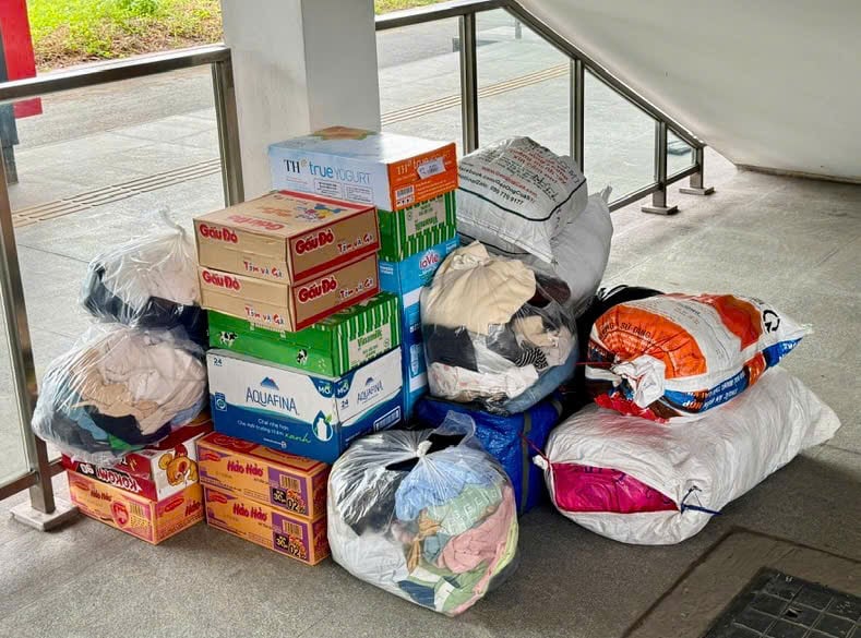 TP Hồ Chí Minh: Người dân tấp nập đến ga metro gửi hàng cứu trợ cho người dân vùng lũ