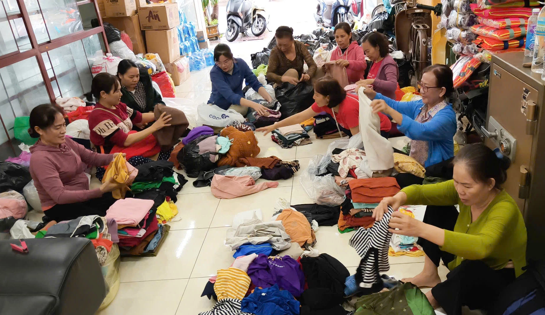 Hội Liên hiệp Phụ nữ phường Nam Nha Trang hỗ trợ người dân bị ảnh hưởng bởi mưa lụt