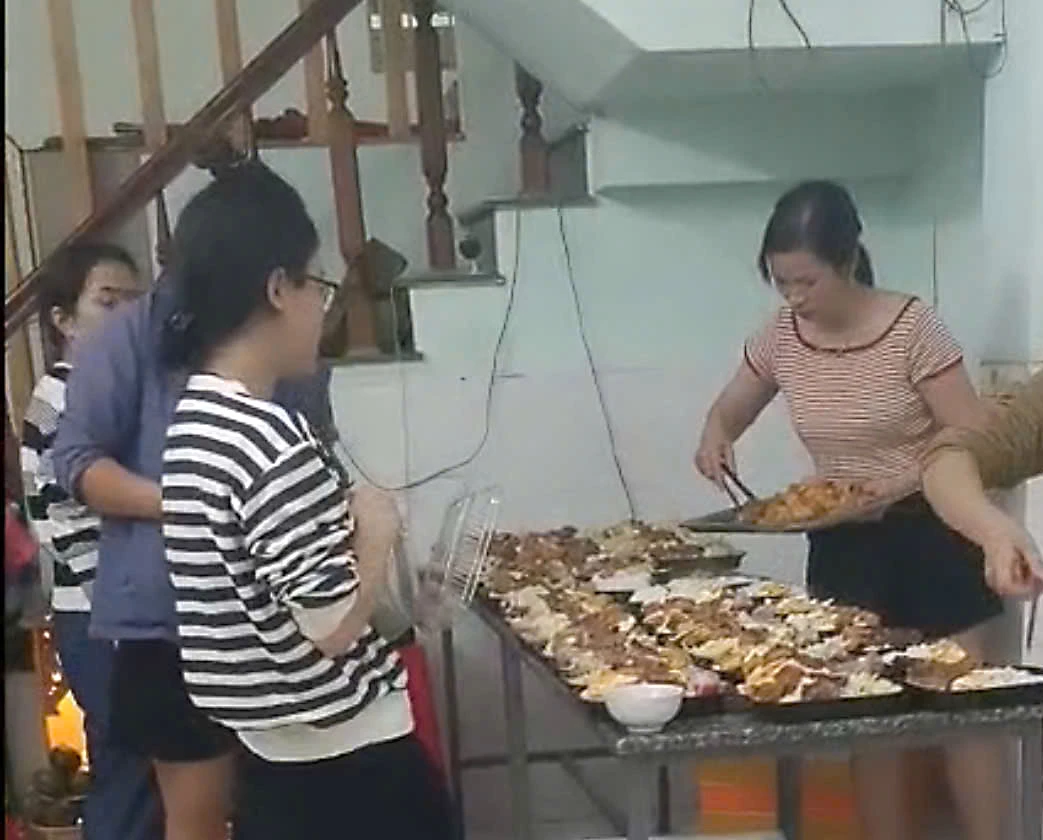 Phụ nữ tổ dân phố Phước Thủy nấu cơm tặng người dân.