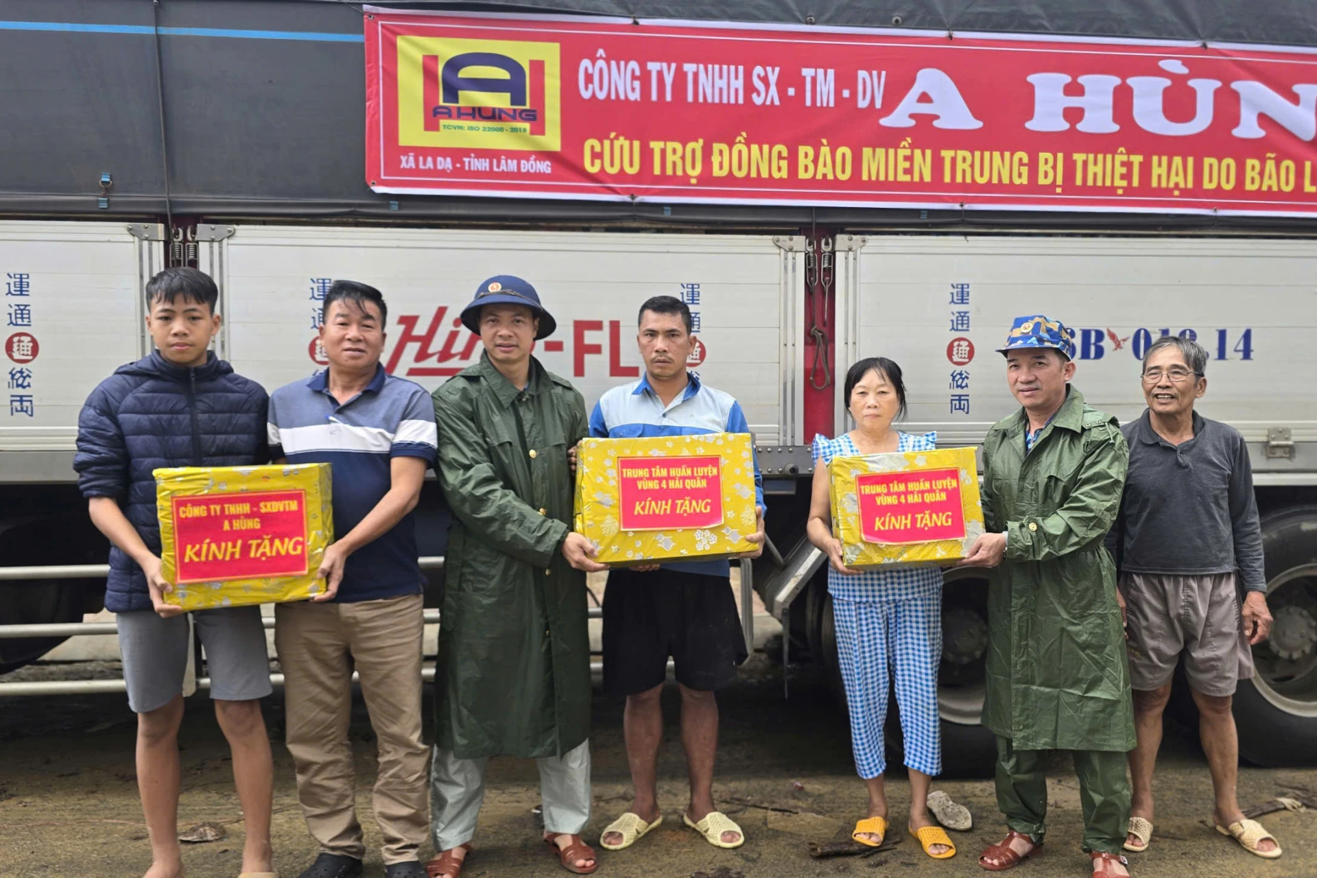 Centrální velení a firmy dávají lidem dary.