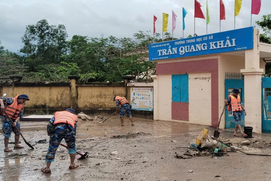 Důstojníci a vojáci centra podporují obce s úklidem.