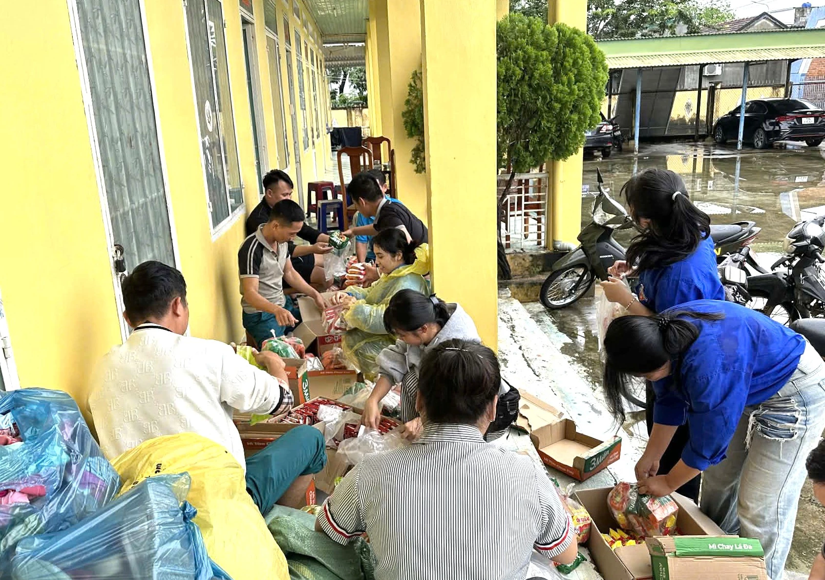 Đoàn xã Tây Ninh Hòa hỗ trợ người dân bị ảnh hưởng do lũ lụt