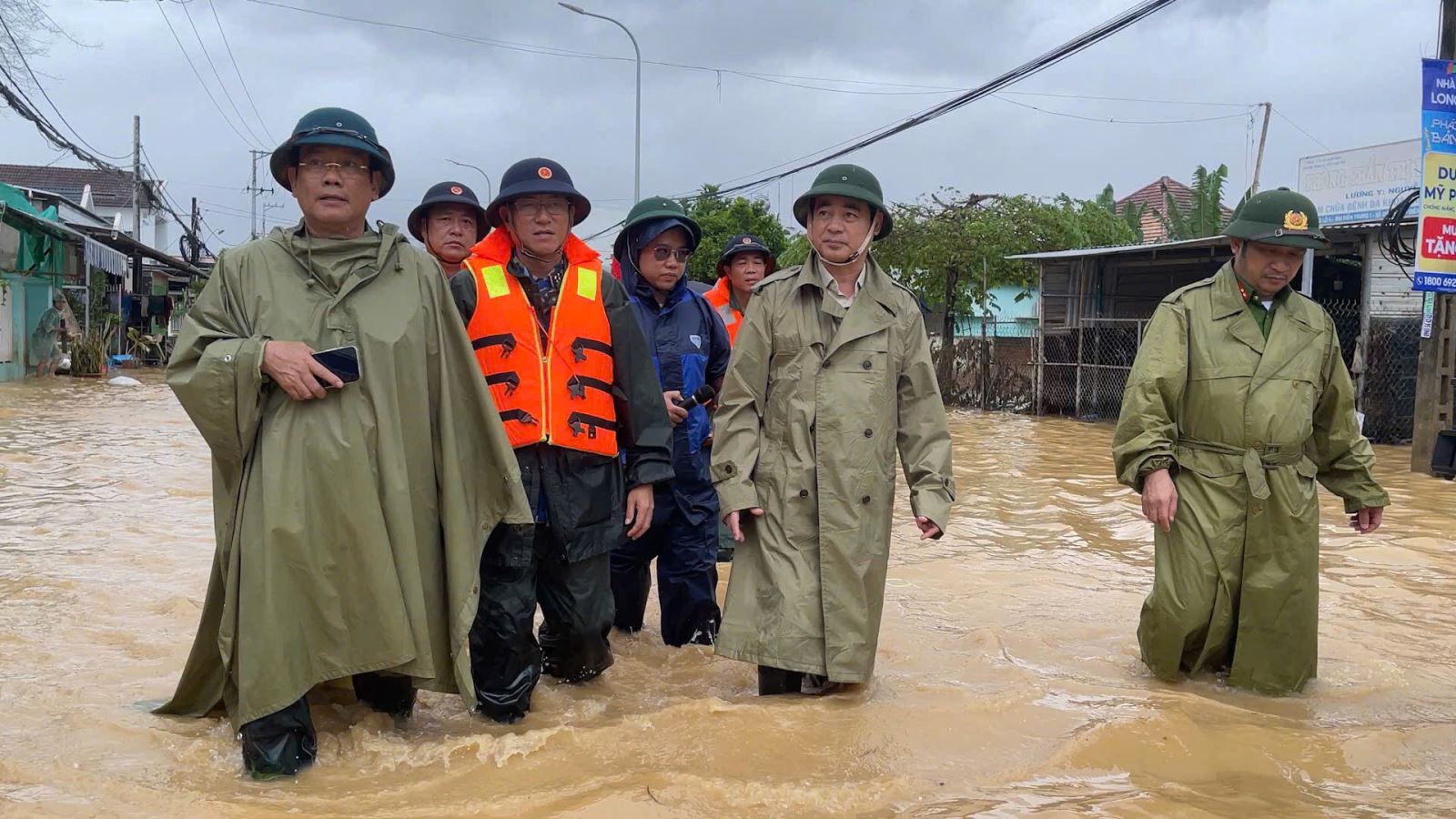 Sáng 22/11, lực lượng Vùng Hải quân hỗ trợ di dời hơn 5.000 người dân khỏi các điểm ngập sâu