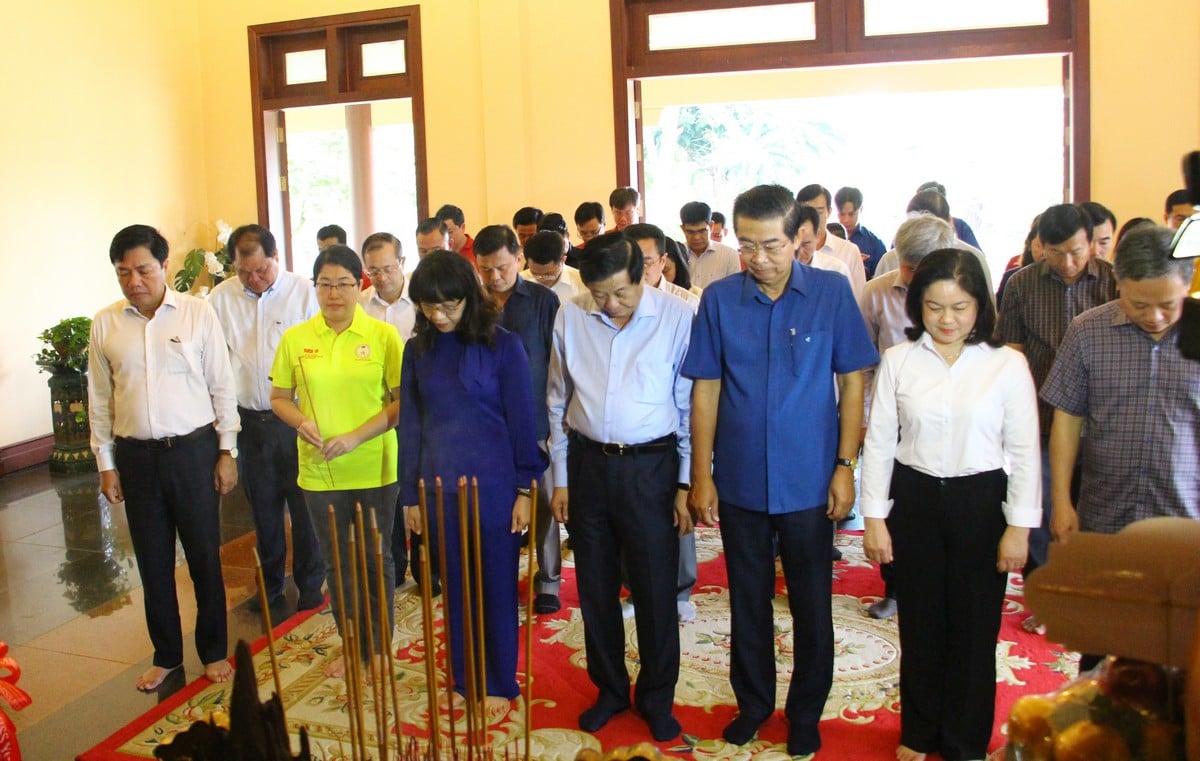 Delegasjonen fra den sentrale innenrikskommisjonen ofret røkelse på minnestedet til statsminister Vo Van Kiet.