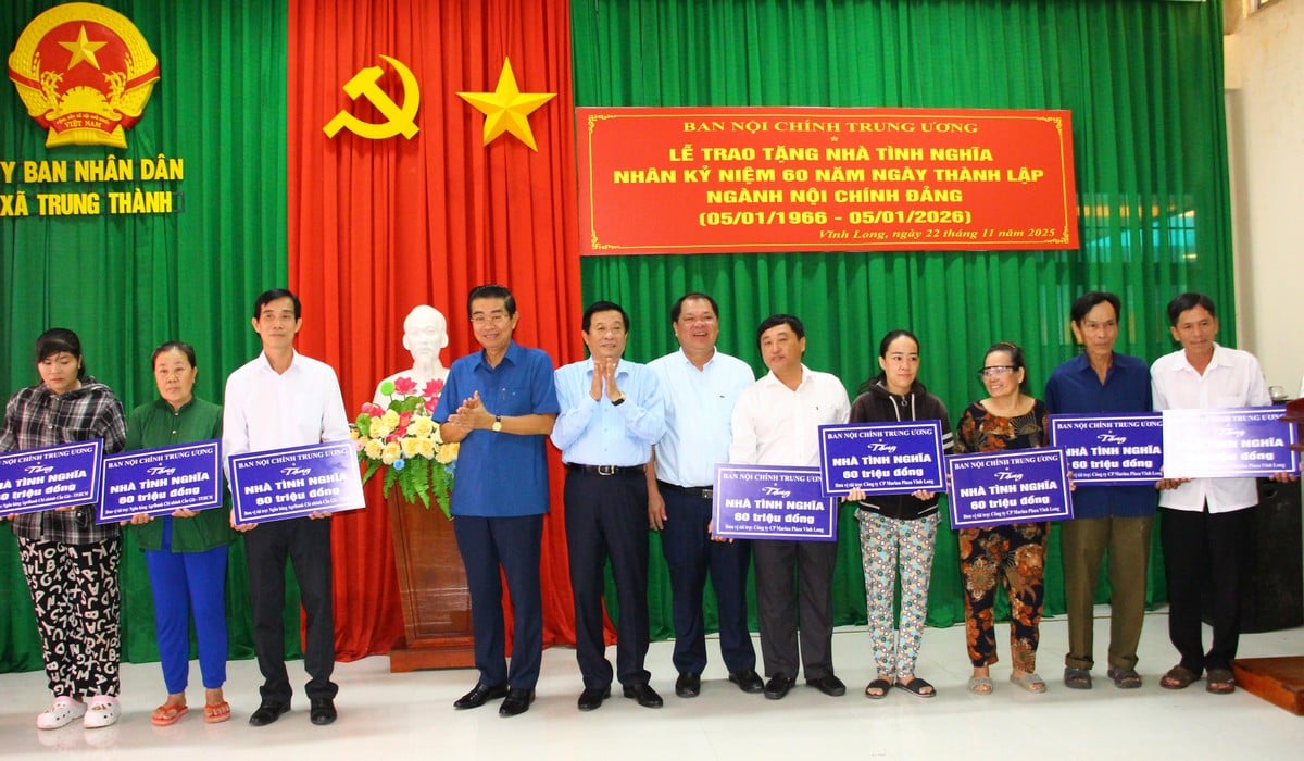 Kamerat Vo Van Dung - medlem av partiets sentralkomité, nestleder for den sentrale kommisjonen for indre anliggender, og kamerat Bui Van Nghiem - medlem av partiets sentralkomité, nestleder for den sentrale kommisjonen for indre anliggender, overrakte plaketten som symboliserer finansieringen for bygging av takknemlighetshus til lokale representanter og husholdninger.