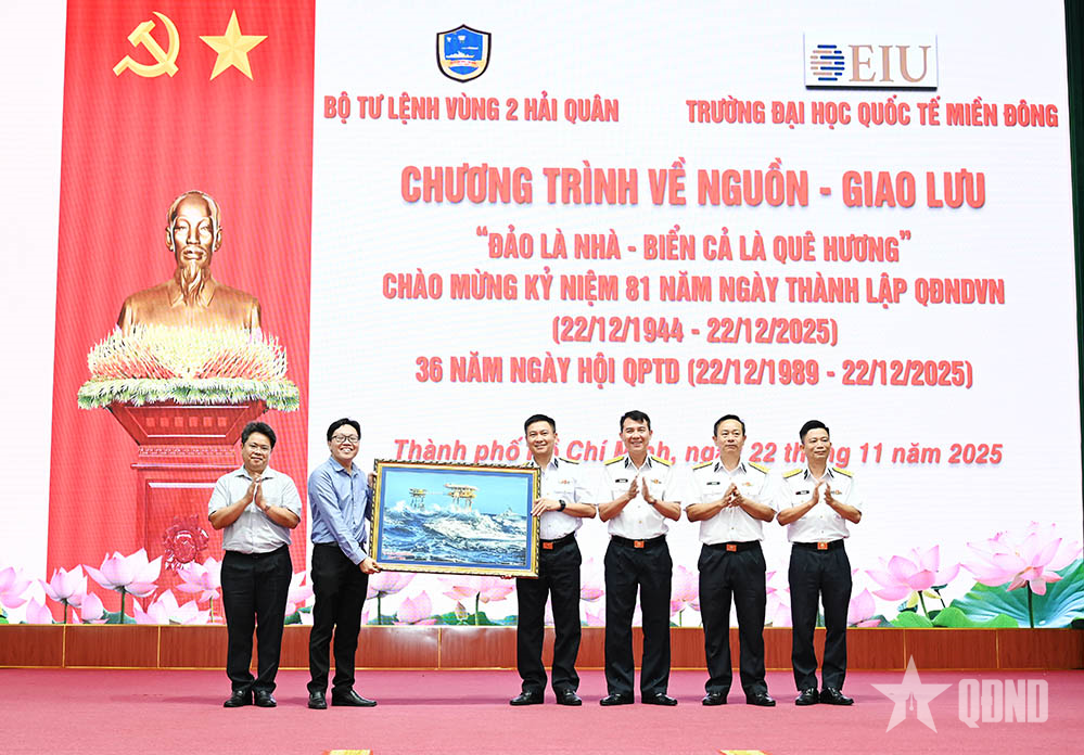 Giao lưu “Đảo là nhà - Biển cả là quê hương”