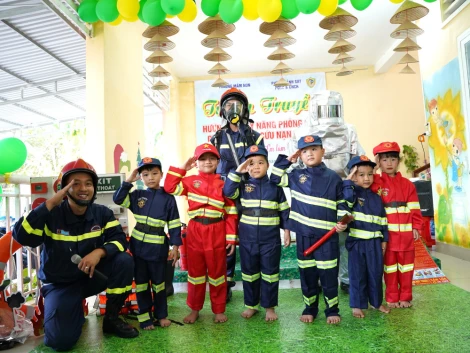 Chương trình trải nghiệm 'Em làm lính cứu hỏa'
