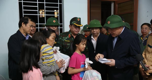 Nỗ lực cứu người dân vùng mưa lũ