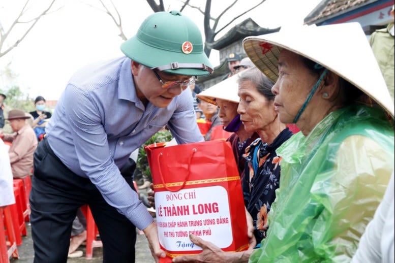 उप-प्रधानमंत्री ले थान लोंग ने दौरा किया, उपहार दिए और लोगों का उत्साहवर्धन किया। फोटो: वीजीपी