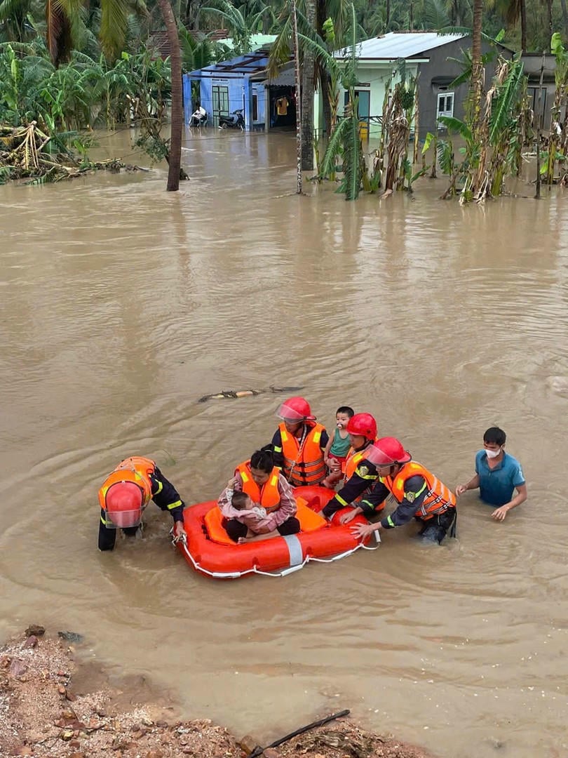 19 नवंबर की सुबह डेल्टा और तटीय क्षेत्रों की पुलिस ने खतरनाक इलाकों से महिलाओं और बच्चों को बाहर निकाला। फोटो: लोक सुरक्षा मंत्रालय
