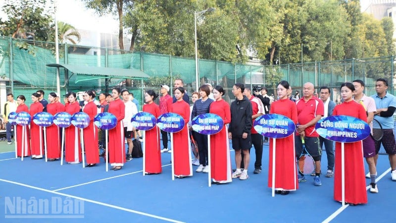 The Friendship Tennis Tournament attracted the participation of athletes to the Embassies of countries in Hanoi.