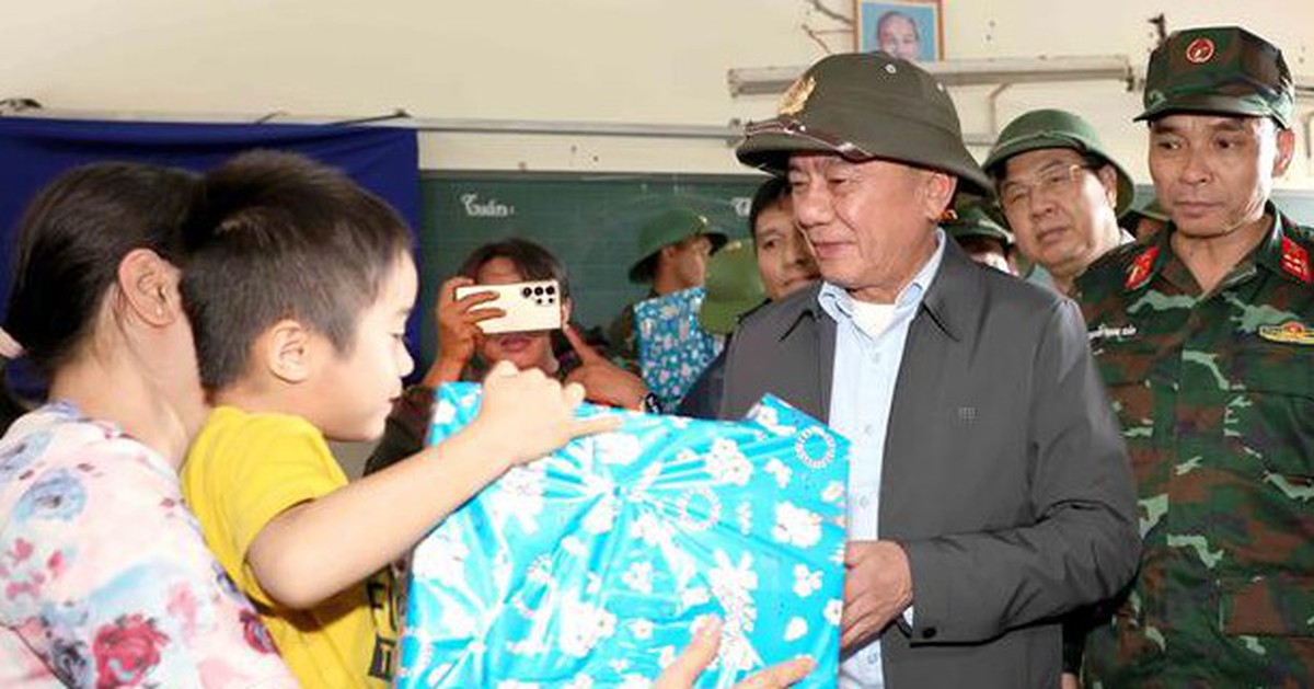 Thường trực Ban Bí thư thăm người dân vùng lũ xã Diên Điền, Khánh Hòa