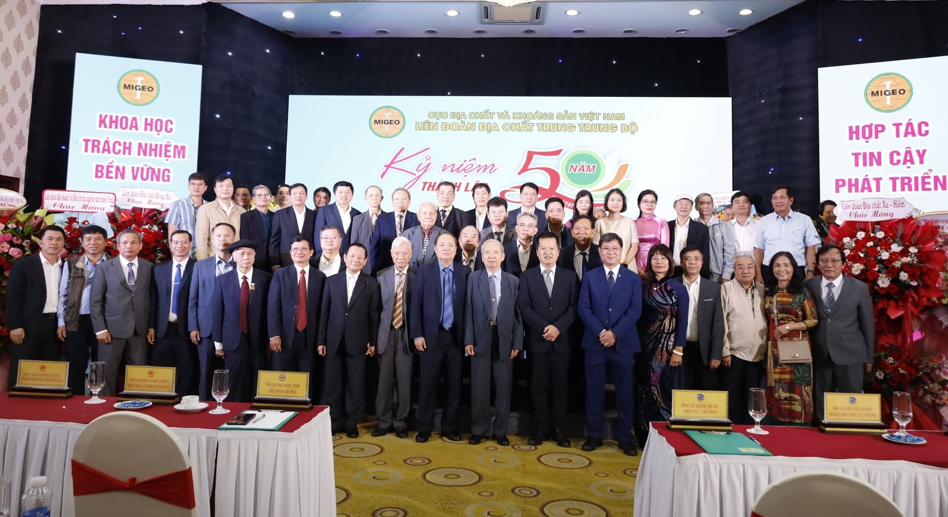 Các đại biểu chụp ảnh lưu niệm. Ảnh: Mai Đan.