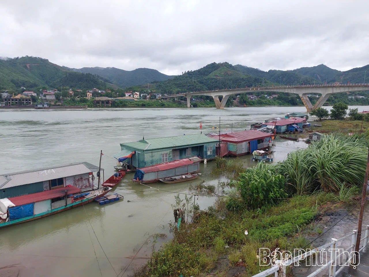 การรับรองความปลอดภัยเมื่อโรงไฟฟ้าพลังน้ำฮว่าบินห์ปิดทางระบายน้ำด้านล่าง