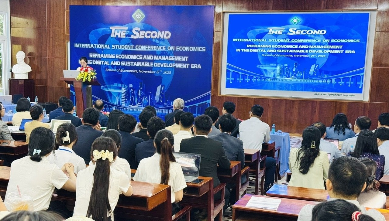 เวทีวิชาการนานาชาติ ISCE 2025 สำหรับนักศึกษาเศรษฐศาสตร์ เพื่อแบ่งปันงานวิจัยใหม่ เชื่อมโยงความรู้ และส่งเสริมนวัตกรรมในยุคดิจิทัล ภาพโดย: เล ฮวง วู